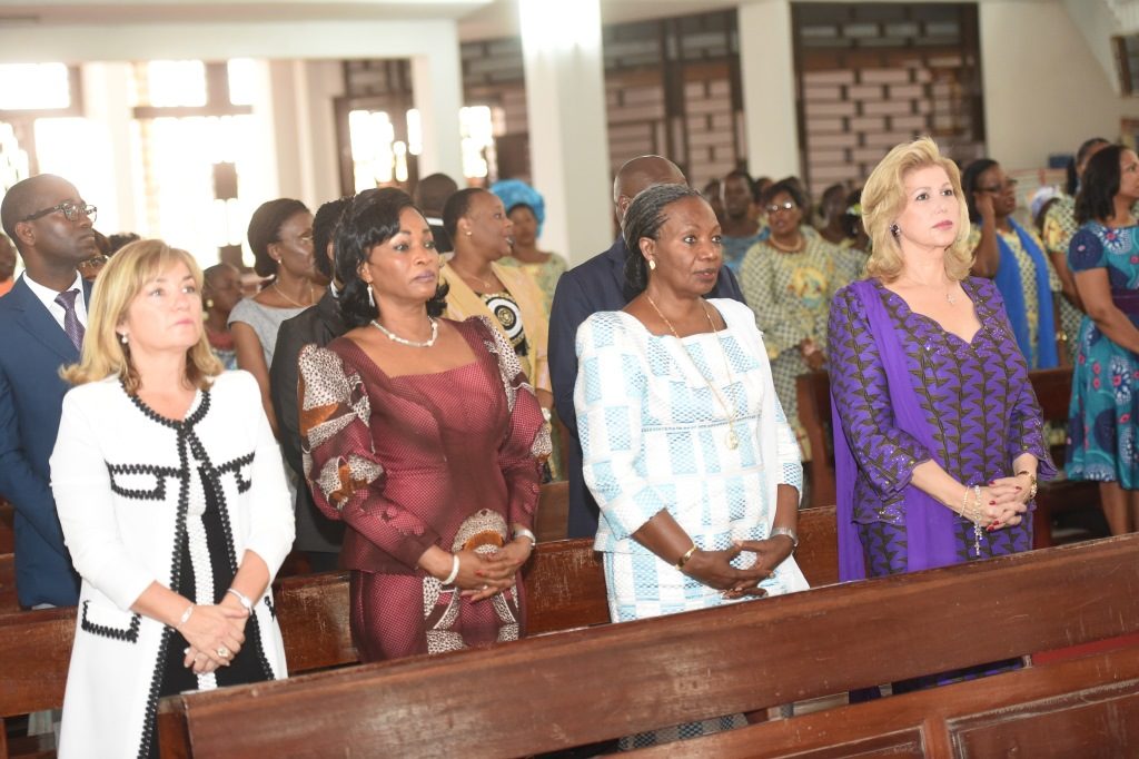La Première Dame, Dominique Ouattara a prié en compagne de la grande chancelière, Henriette Dagri Diabaté et de l'épouse du Premier Ministre, Clarice Duncan