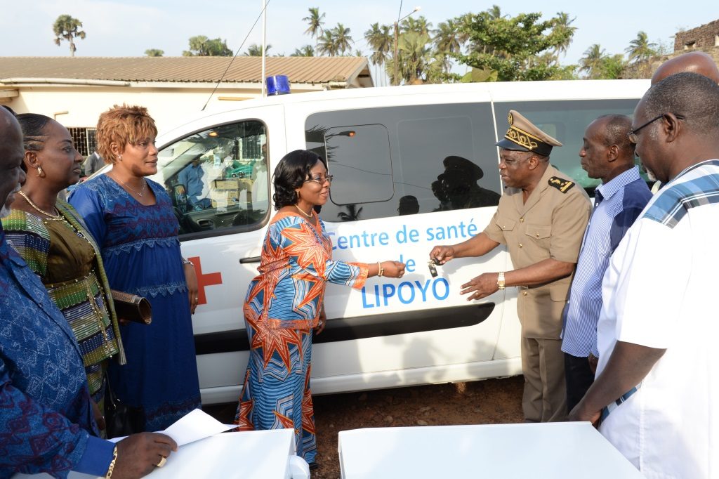 La Première Dame, Dominique Ouattara fait des dons d’une valeur de 251 millions FCFA aux populations