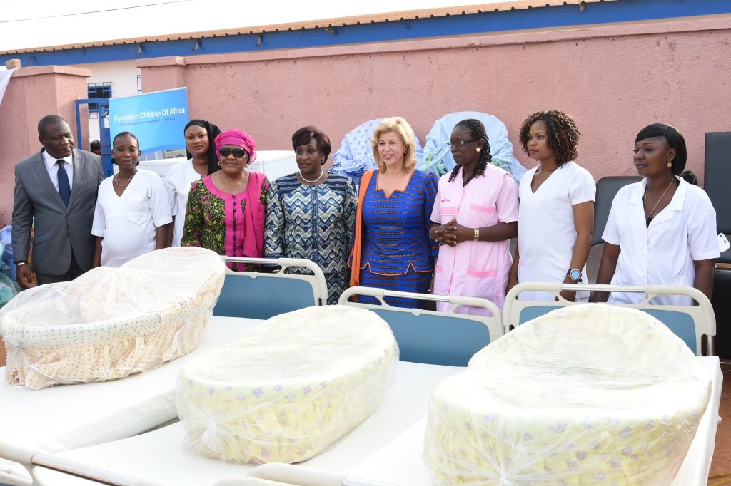 Dominique Ouattara has equipped the maternity of Bardot Terre Rouge and offered donations to the wet nurses of the CHR