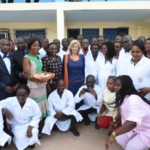 Madame Dominique Ouattara  offre des prothèses  à 280 femmes handicapées