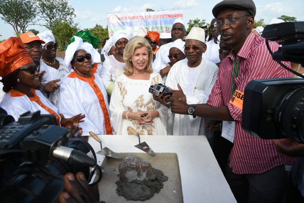 La Première Dame pose de la première pierre de la cité «Hadja Nabintou Cissé»