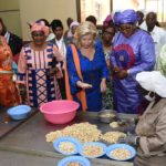 La Première Dame Dominique Ouattara visite une usine de transformation de l’anacarde