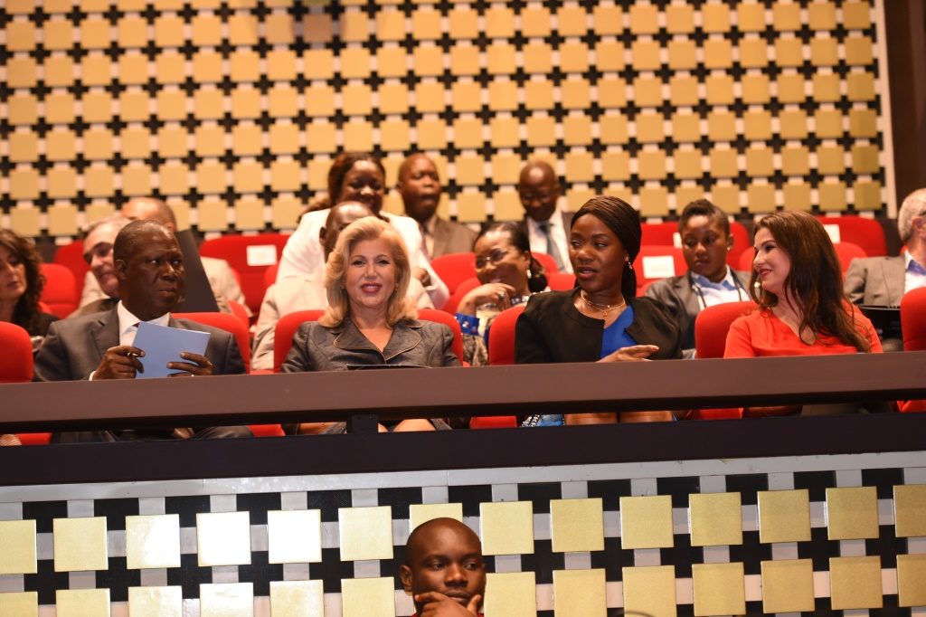 La Première Dame Dominique Ouattara  apporte son soutien