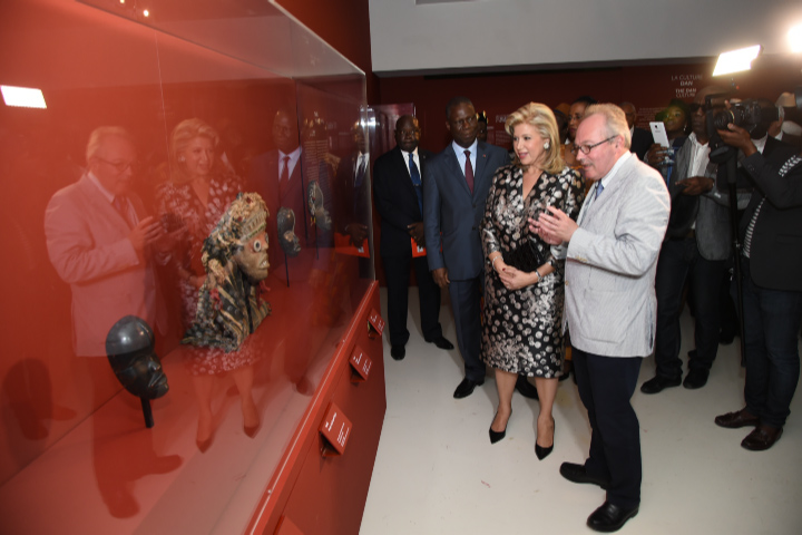Dominique Ouattara visits the exhibition "Masters of the sculpture of Côte d'Ivoire"