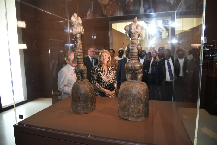 Dominique Ouattara visite l’exposition « Les maîtres de la sculpture de Côte d’Ivoire »