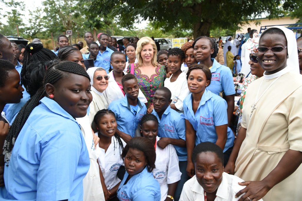 Dominique Ouattara offers gifts worth F CFA 11 million to the Leonardi vocational training center