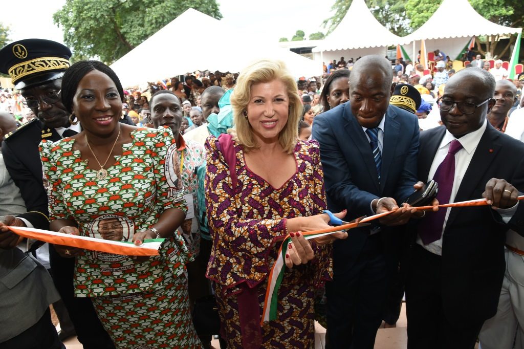 Dominique Ouattara offre une salle multimédia et  1.000 ouvrages à la bibliothèque du lycée Moderne
