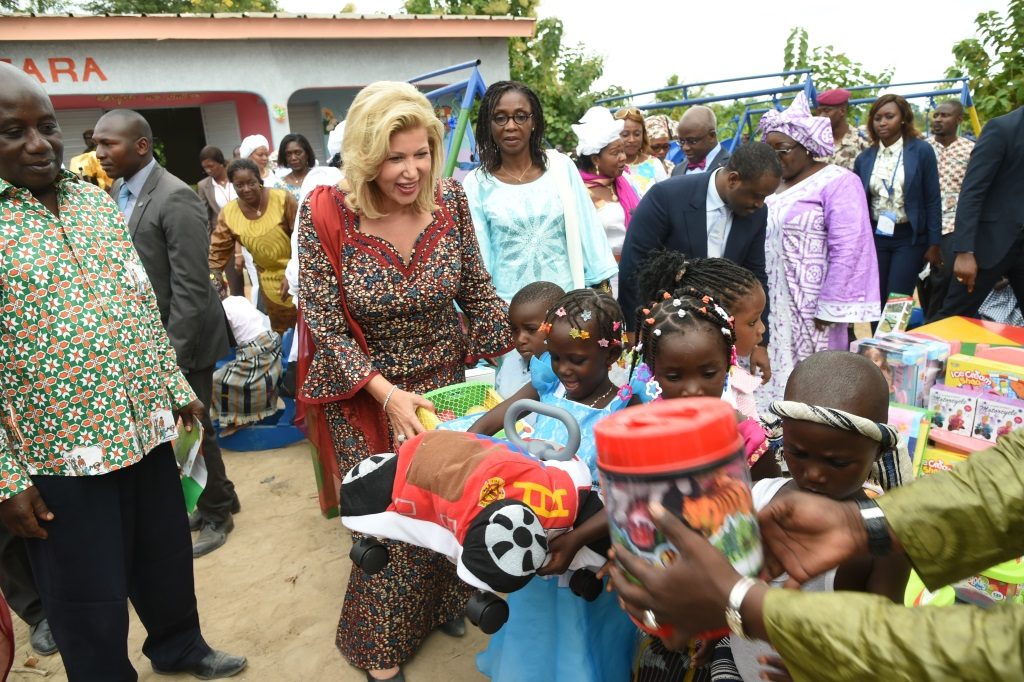 Dominique Ouattara inaugure et équipe une école maternelle portant son nom