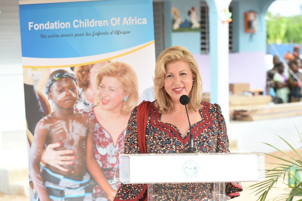 Madame Dominique Ouattara, Présidente de la Fondation Children Of Africa a inauguré à l’équipé une école maternelle portant son nom, le vendredi 24 juillet 2015,  à Mankono. Un acte  qui consacre définitivement le lien d’amour entre la Mère Teresa ivoirienne et   l’école maternelle Dominique Ouattara de la capitale de la région du Béré.