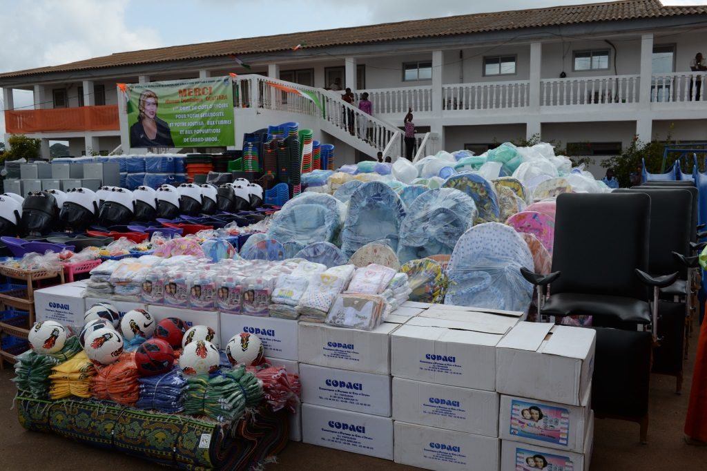 In preparation for the state visit to the “Grands Ponts” (Large Bridge) Area :First Lady Dominique Ouattara rejoices the women of Grand Lahou with many gifts