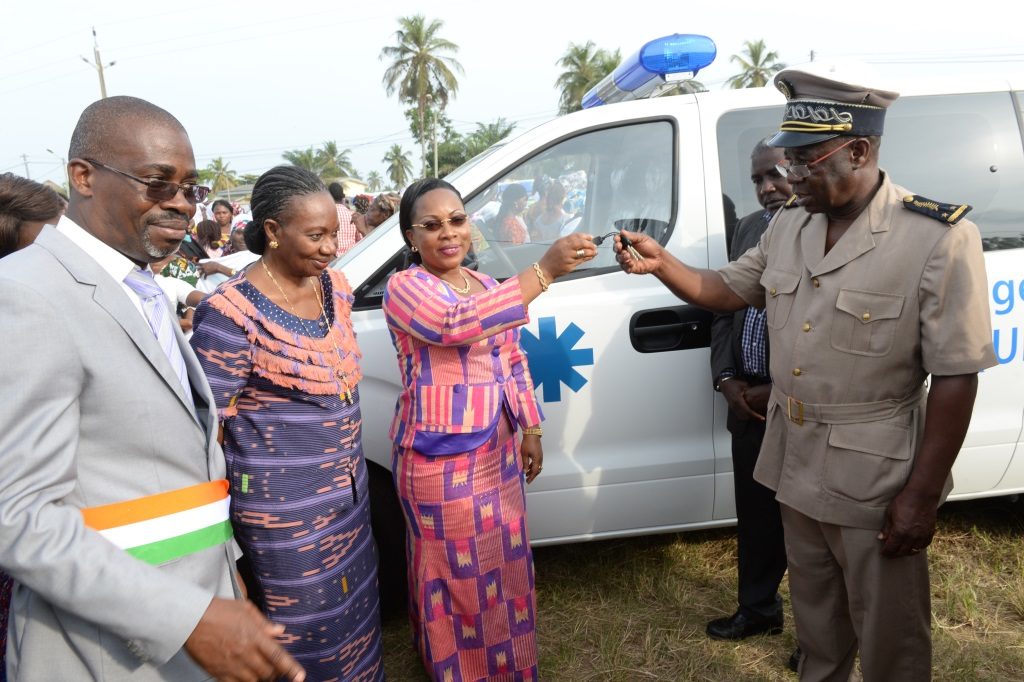 La Première Dame, Dominique Ouattara fait des dons d’une valeur de 100 millions F CFA aux populations