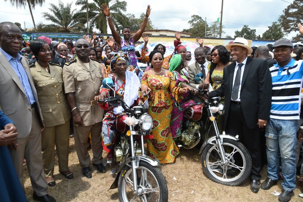 dominique-ouattara-dons-aux-populations-de-lakota-37.jpg