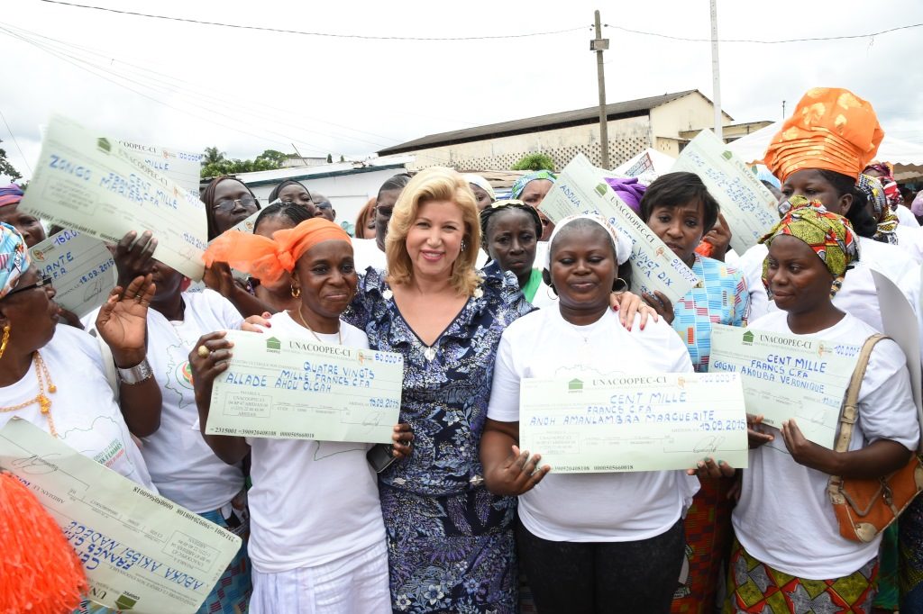 La Première Dame, Dominique Ouattara fait des dons d’une valeur de plus de 170 millions F CFA aux populations