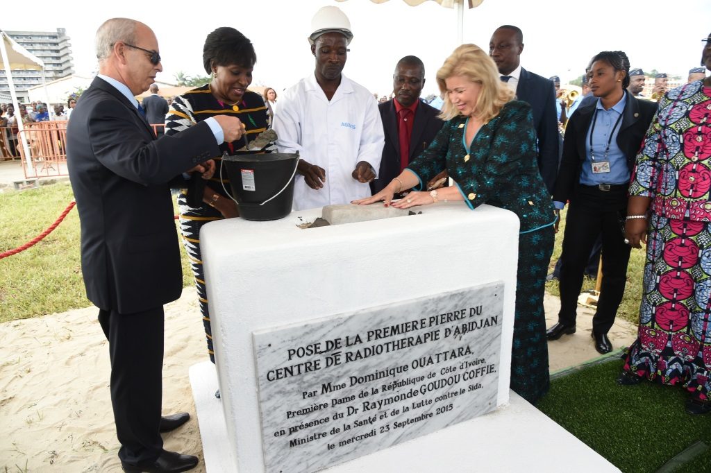 La Première Dame, Dominique Ouattara pose de la 1ère pierre d’un centre de radiothérapie