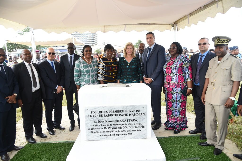 La Première Dame, Dominique Ouattara pose de la 1ère pierre d’un centre de radiothérapie