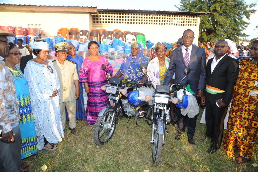 la-premiere-dame-dominique-ouattara-a-offert-de-nombreux-dons-aux-femmes-du-departement-de-bongouanou.jpg