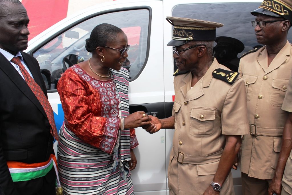 mme-aissatou-cisse-remet-les-cles-de-lambulance-de-lhopital-general-de-niakaramandougou-au-prefet.jpg