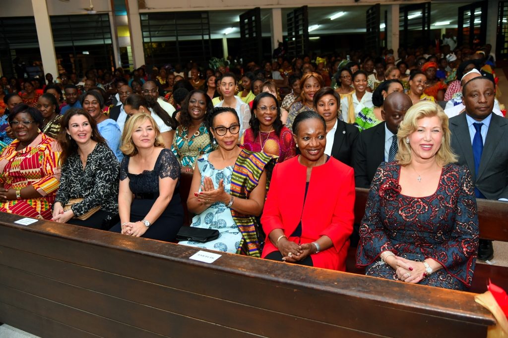 la-premiere-dame-dominique-ouattara-a-prie-aux-cotes-des-paroissiens-de-leglise-saint-jean-de-cocody.jpg