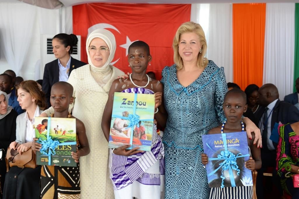 dominique-ouattara-et-la-premiere-dame-de-la-turquie-visient-orphelinat-grand-bassam-36.jpg