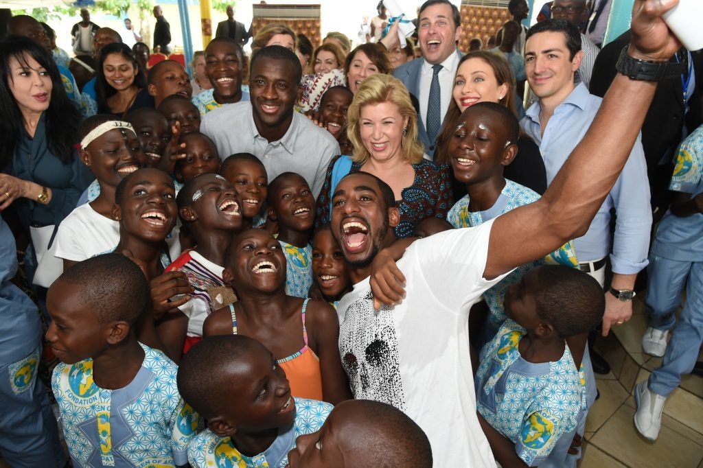 6-eme-diner-gala-children-of-africa-les-stars-visitent-la-case-des-enfants-dominique-ouattara-yaya-toure.jpg