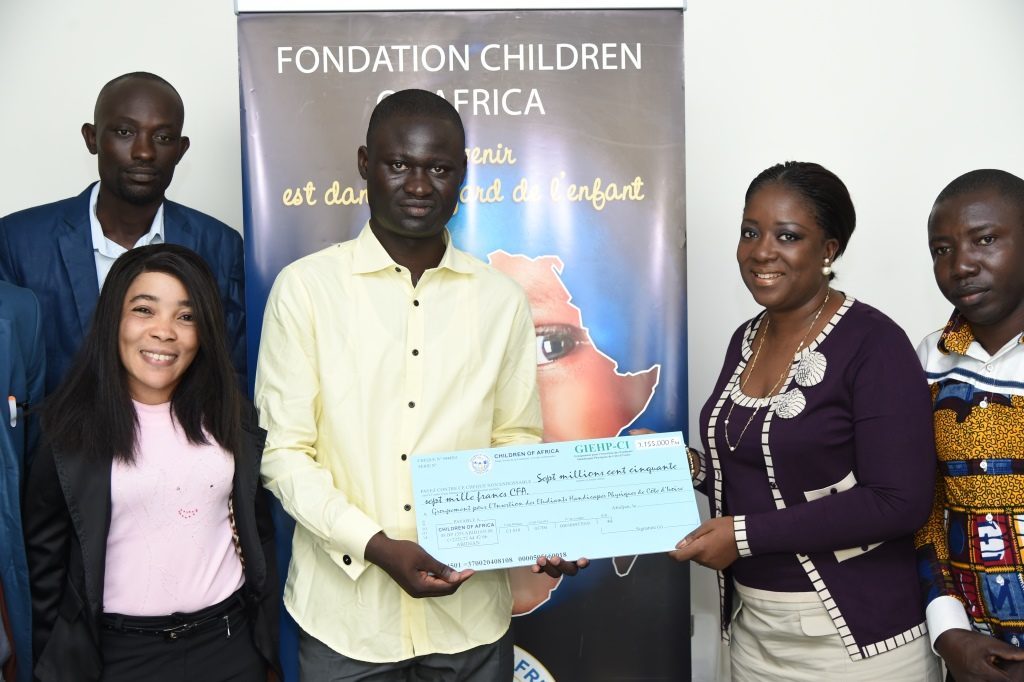 dominique-ouattara-audience-aide-etudiants-handicapes-fondation-children-of-africa-3.jpg