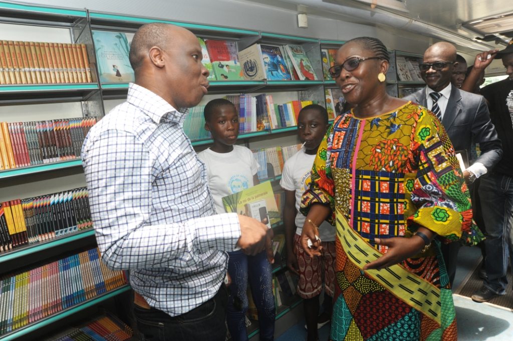dominique-ouattara-audience-femua-bibliobusfondation-children-of-africa.jpg
