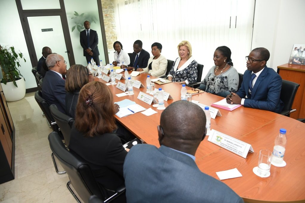 First Lady Dominique Ouattara Exchanged with a Delegation of the Red Cross