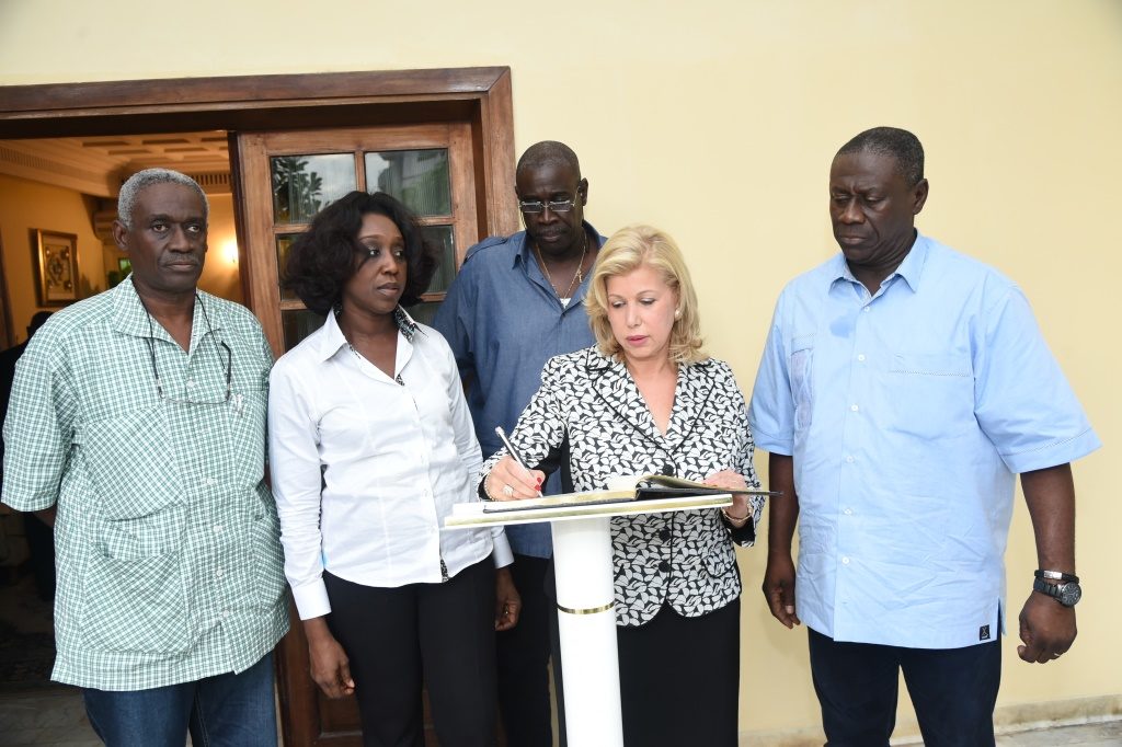 The First Lady at the bedside of the family of the deceased