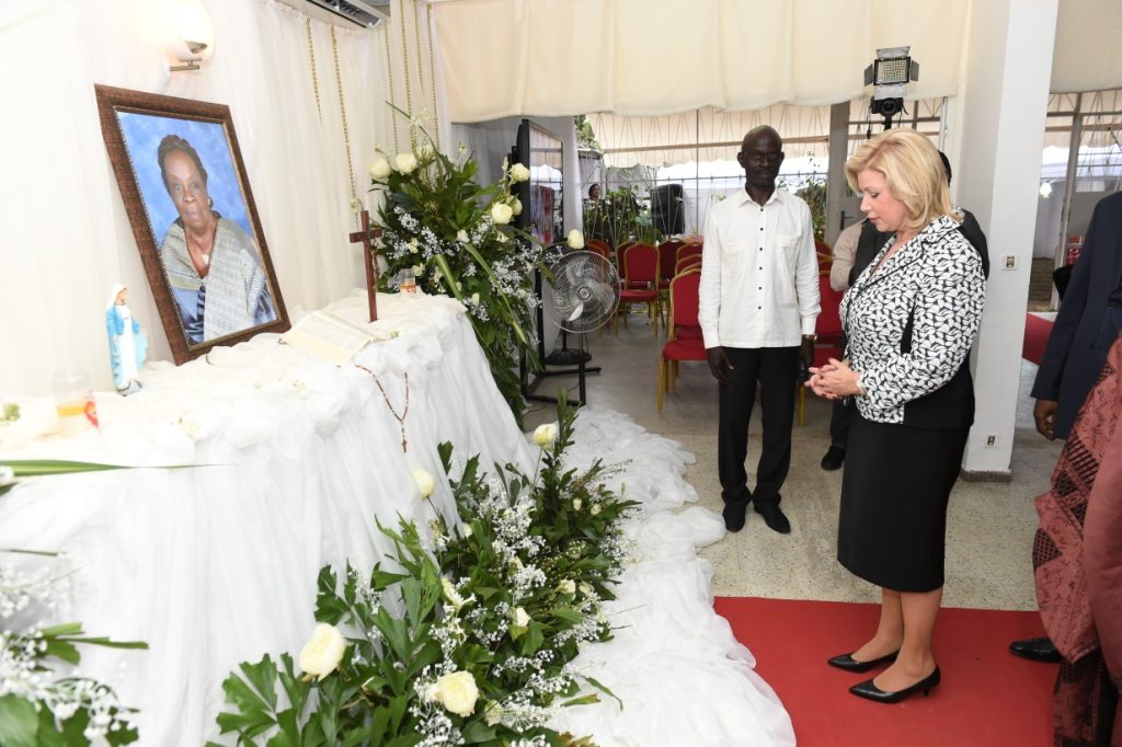 La Première Dame, Dominique Ouattara présente les condoléances du couple présidentiel à la famille Bitty