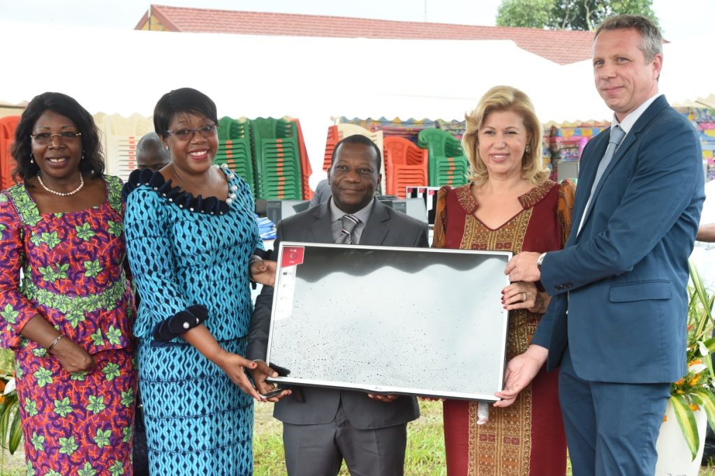 Dominique Ouattara donates more than 30 million CFA francs to residents and populations