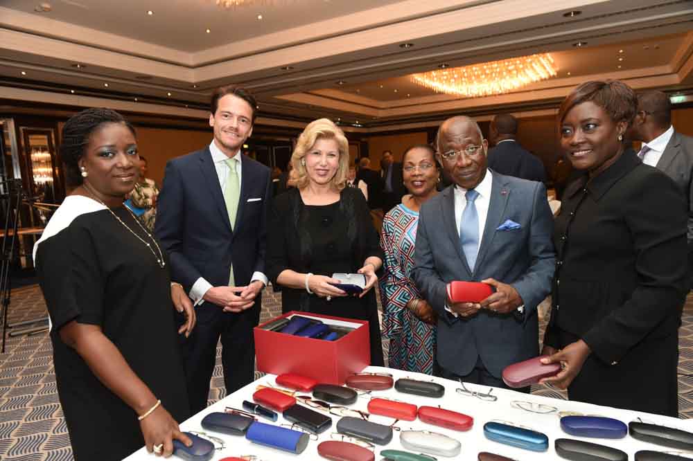 dominique-ouattara-consul-honoraire-don-15000-paires-de-lunettes-children-of-africa.jpg