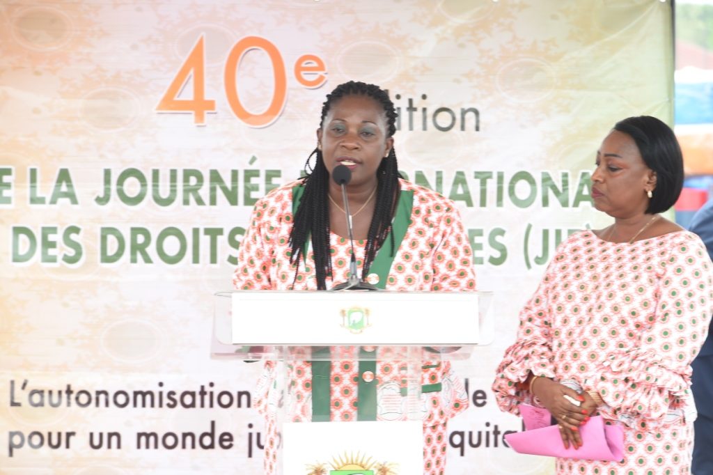 dominique-ouattara-journee-internationale-de-la-femme-a-adzopemotion-de-soutien-au-chef-de-l-etat.jpg