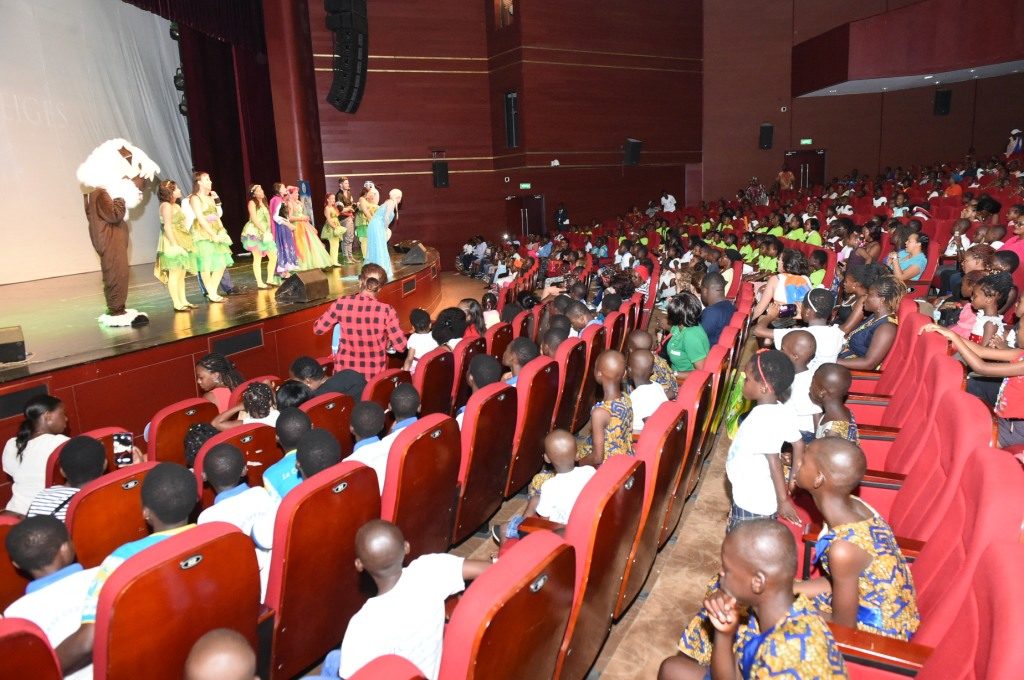 Mrs. Dominique Ouattara offers the spectacle of the Queen of Snow to 1,500 children