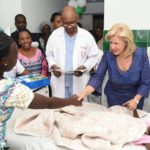 dominique-ouattara-visite-les-enfants-pris-en-charge-par-les-chirurgiens-de-l-afcao-et-de-l-institut-de-cardiologie-11.jpg