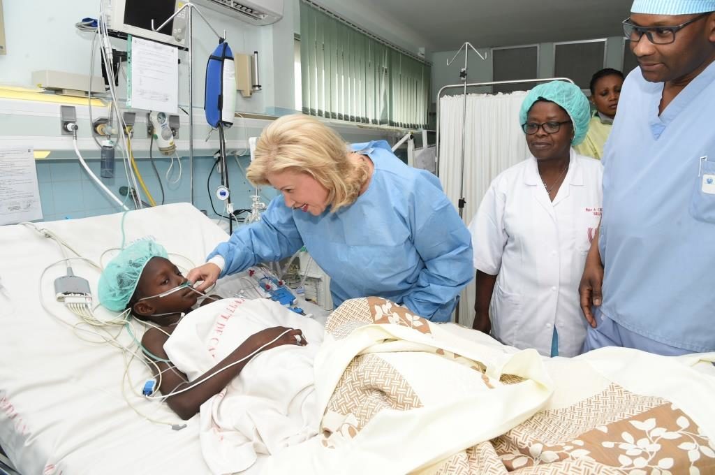 dominique-ouattara-visite-les-enfants-pris-en-charge-par-les-chirurgiens-de-l-afcao-et-de-l-institut-de-cardiologie-22.jpg
