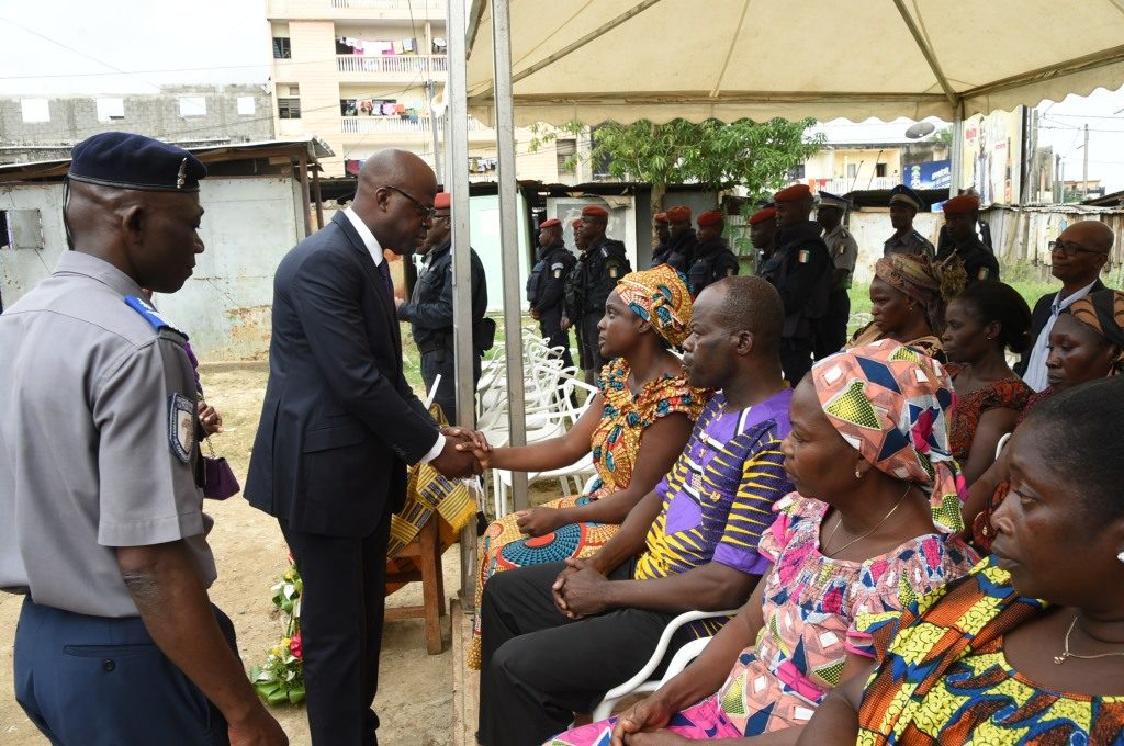dominique-ouattara-presentation-de-condoleance-mdl-ehouman-a-assinie.jpg