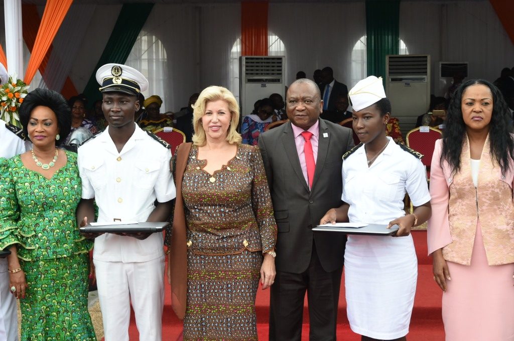 dominique-ouattara-prime-les-meilleurs-eleves-de-l-academie-regionale-des-sciences-et-technique-de-la-mer-6.jpg