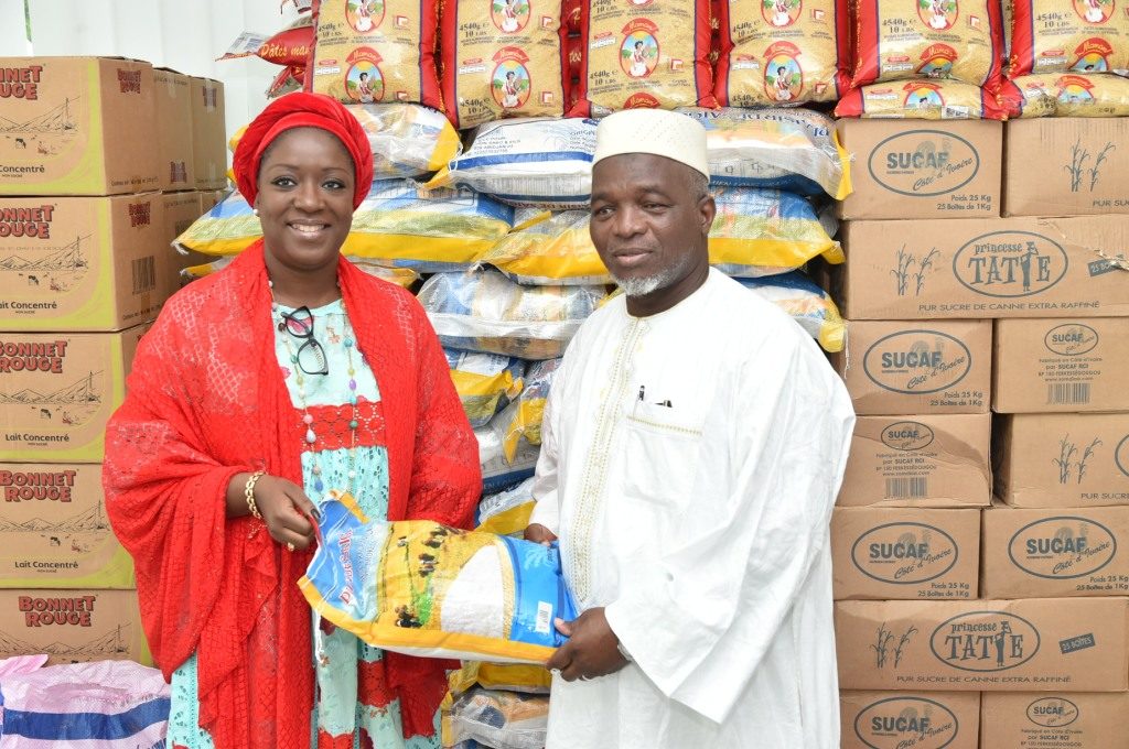 The First Lady offers donations worth 50 million CFA francs to Muslims