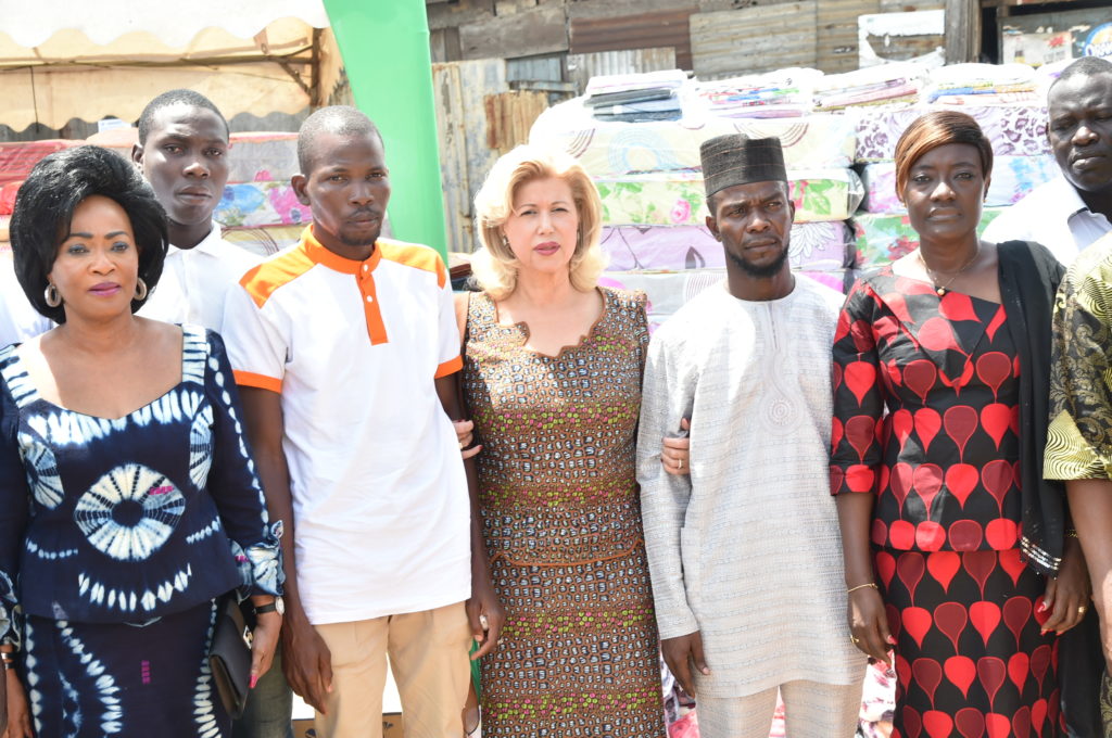 dominique-ouattara-dons-aux-sinitres-d-attecoube-19.jpg