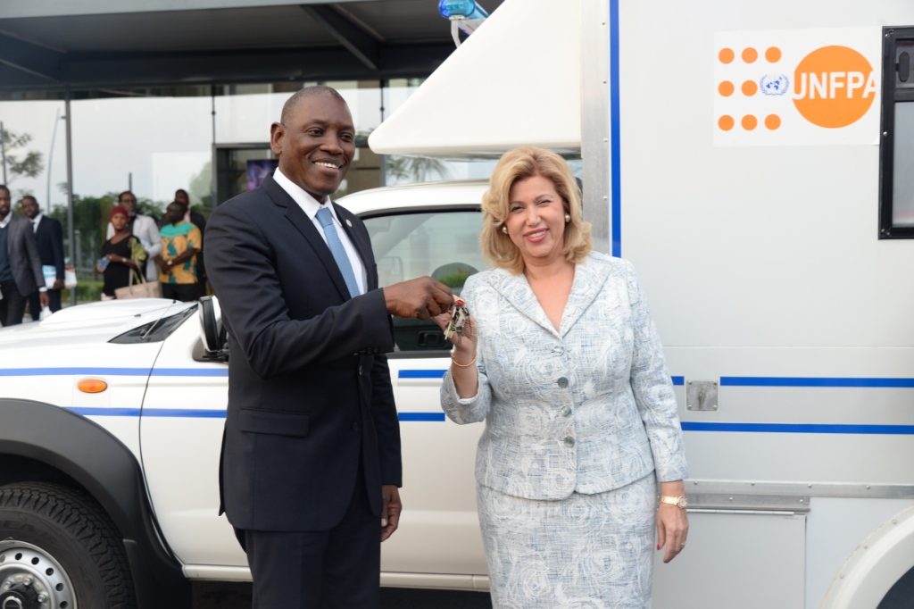Le Fonds des Nations Unies pour la Population (UNFPA) a offert une ambulance à l’Hôpital Mère-Enfant Dominique Ouattara de Bingerville